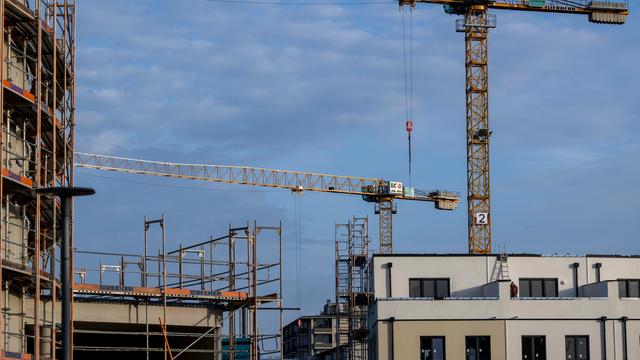 Berlin: Ein Baugerüst steht an der Fassade eines noch unfertigen Wohnhauses.