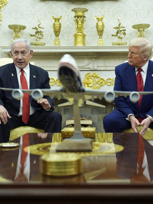 Donald Trump und Benjamin Netanjahu sitzen im Weißen Haus bei einem Pressegespräch nebeneinander.