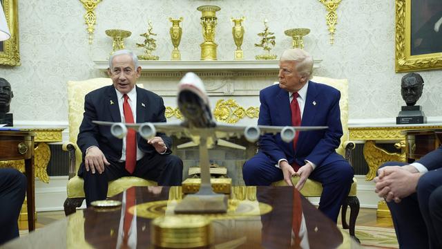 Donald Trump und Benjamin Netanjahu sitzen im Weißen Haus bei einem Pressegespräch nebeneinander. Donald Trump und Benjamin Netanjahu sitzen im Weißen Haus bei einem Pressegespräch nebeneinander.