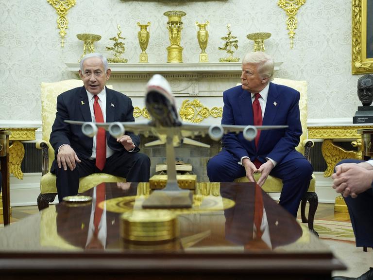 Donald Trump und Benjamin Netanjahu sitzen im Weißen Haus bei einem Pressegespräch nebeneinander.