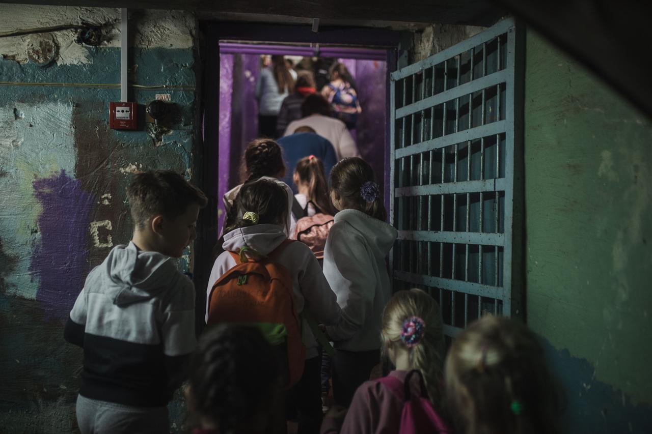 Wie in dieser Schule in Kiew, müssen auch Schülerinnen und Schüler an anderen Schulen in der Ukraine oft während des Unterrichts Luftschutzräume aufsuchen. 