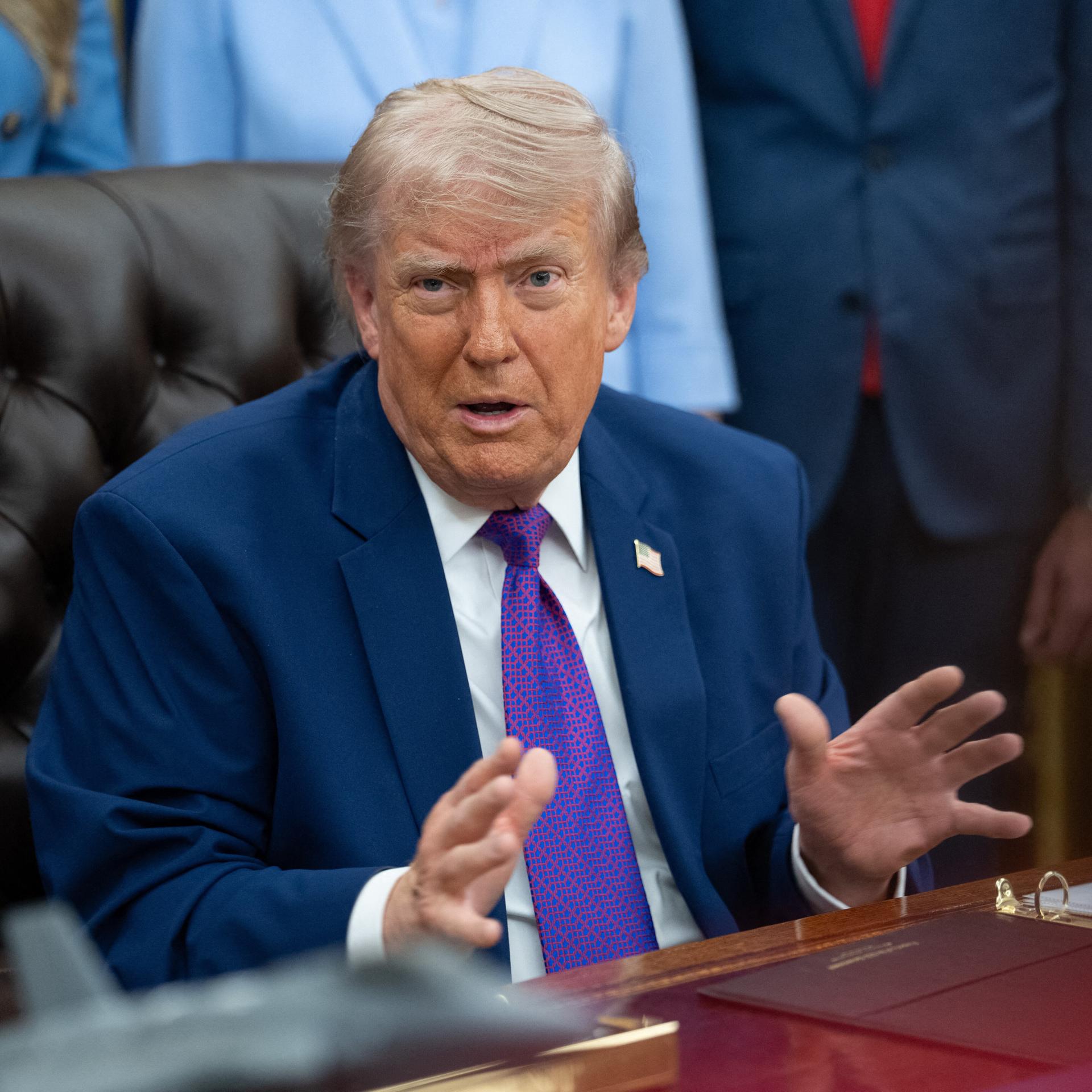 Präsident Donald Trump hält im Oval Office des Weißen Hauses in Washington D. C. eine Ansprache.