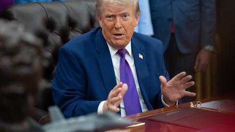 Präsident Donald Trump hält im Oval Office des Weißen Hauses in Washington D. C. eine Ansprache.