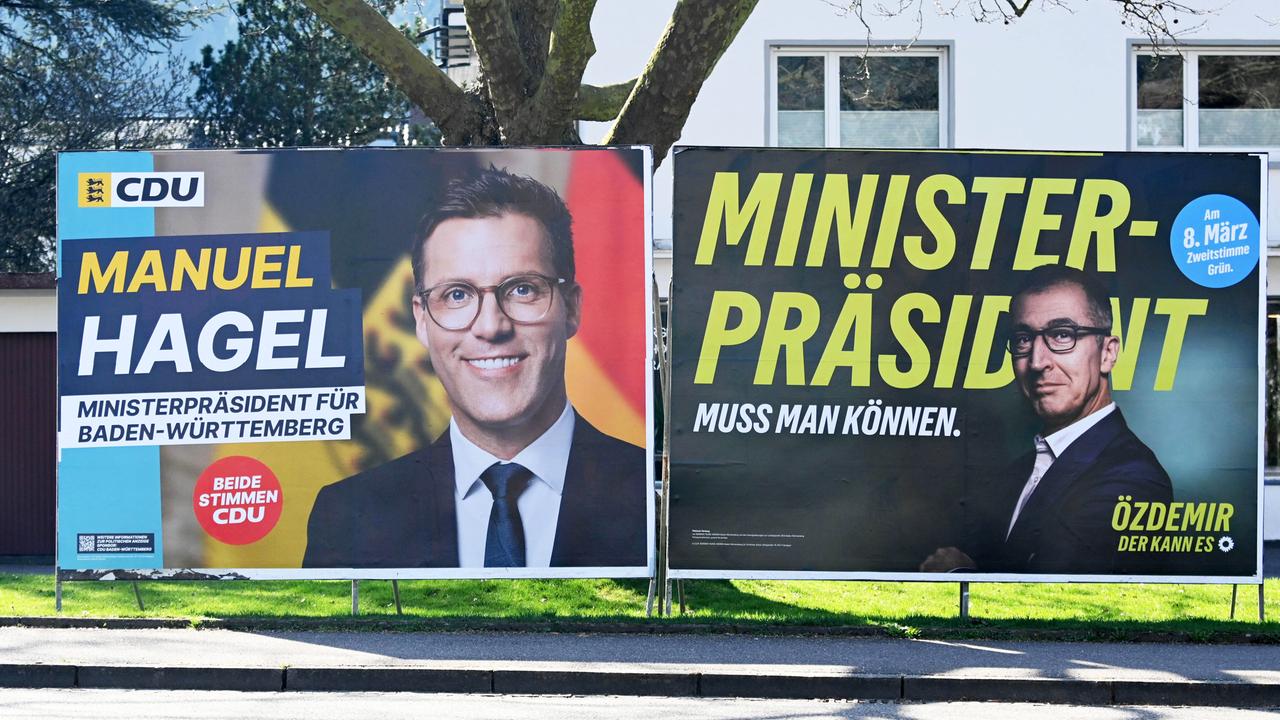 Zwei Wahlplakate in Freiburg von CDU-Kandidat Manuel Hagel und dem Grünen Cem Özdemir im Wahlkampf für die Landtagswahlen. 