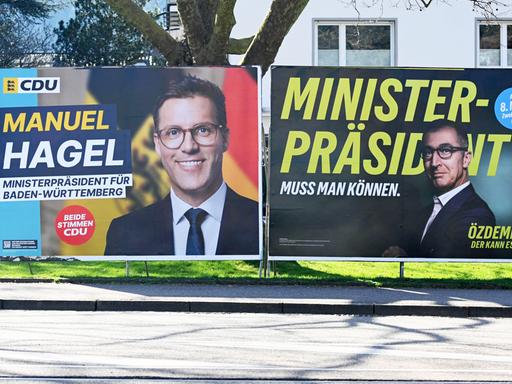 Zwei Wahlplakate in Freiburg von CDU-Kandidat Manuel Hagel und dem Grünen Cem Özdemir im Wahlkampf für die Landtagswahlen. 