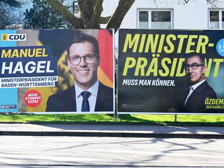 Zwei Wahlplakate in Freiburg von CDU-Kandidat Manuel Hagel und dem Grünen Cem Özdemir im Wahlkampf für die Landtagswahlen. 