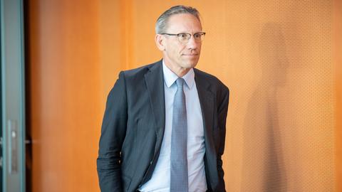 Jörg Kukie kommt zu Beginn der Sitzung des Bundeskabinett im Kanzleramt an. 