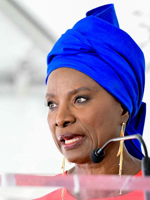 Die aus Benin stammende Musikerin und Schauspielerin Angélique Kidjo hielt am 18. August 2026 im Stadtteil Hollywood in Los Angeles eine Rede anlässlich der Verleihung ihres Sterns auf dem Hollywood Walk of Fame. Die aus Benin stammende Musikerin und Schauspielerin Angélique Kidjo hielt am 18. August 2026 im Stadtteil Hollywood in Los Angeles eine Rede anlässlich der Verleihung ihres Sterns auf dem Hollywood Walk of Fame.
