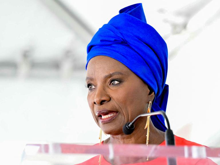 Die aus Benin stammende Musikerin und Schauspielerin Angélique Kidjo hielt am 18. August 2026 im Stadtteil Hollywood in Los Angeles eine Rede anlässlich der Verleihung ihres Sterns auf dem Hollywood Walk of Fame. Die aus Benin stammende Musikerin und Schauspielerin Angélique Kidjo hielt am 18. August 2026 im Stadtteil Hollywood in Los Angeles eine Rede anlässlich der Verleihung ihres Sterns auf dem Hollywood Walk of Fame.