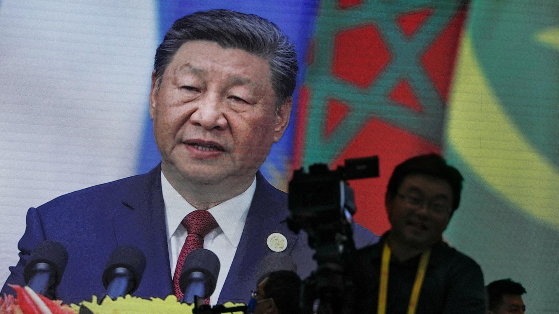 Peking: Kameraleute filmen in der Nähe eines Bildschirms, der Chinas Präsident Xi Jinping bei seiner Rede während des China-Afrika-Forums in der Großen Halle des Volkes in Peking zeigt. Peking: Kameraleute filmen in der Nähe eines Bildschirms, der Chinas Präsident Xi Jinping bei seiner Rede während des China-Afrika-Forums in der Großen Halle des Volkes in Peking zeigt.