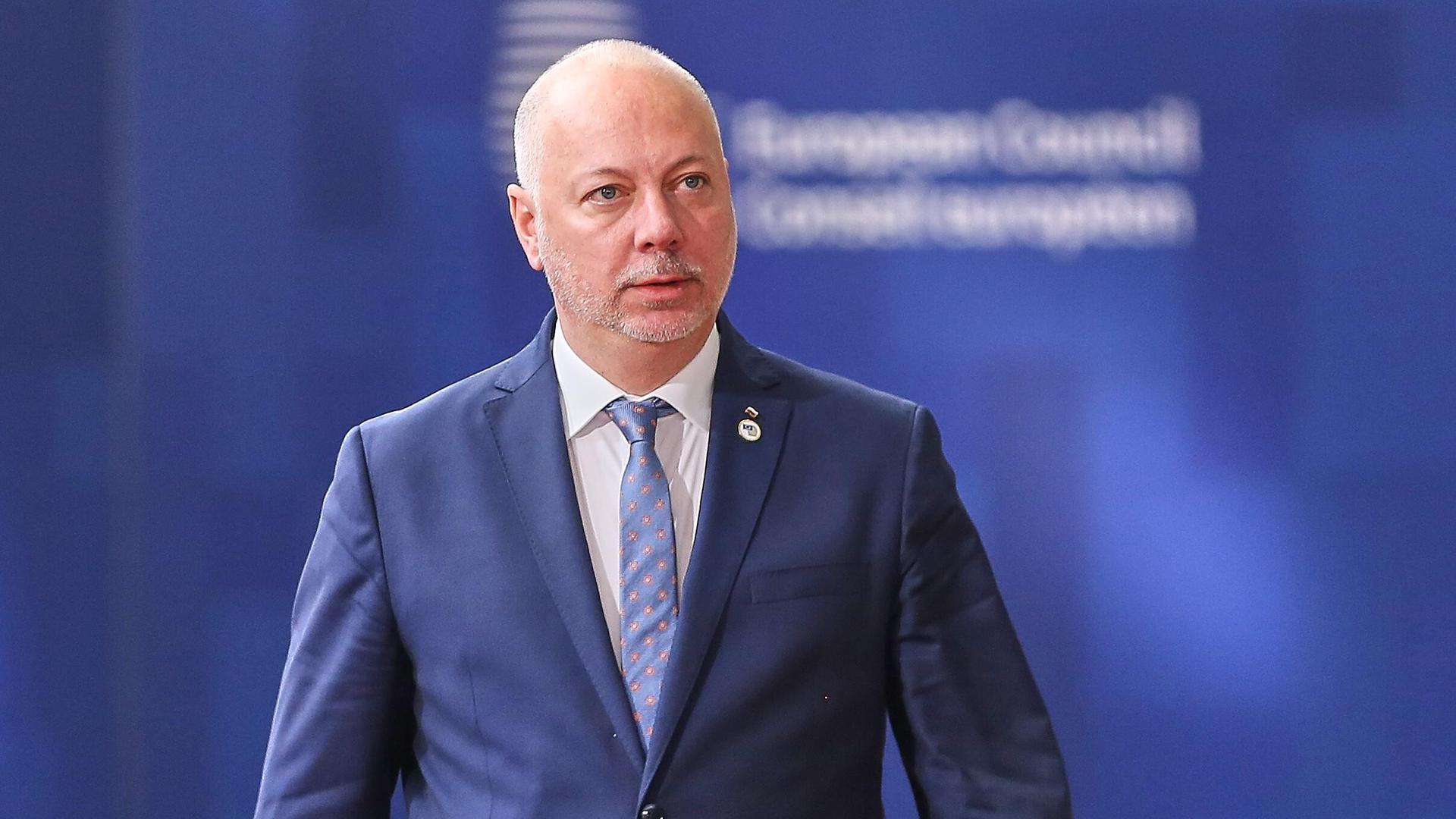 Rossen Scheljaskow, Ministerpräsident von Bulgarien im blauen Anzug vor einem blauen Hintergrund. Rossen Scheljaskow, Ministerpräsident von Bulgarien im blauen Anzug vor einem blauen Hintergrund.