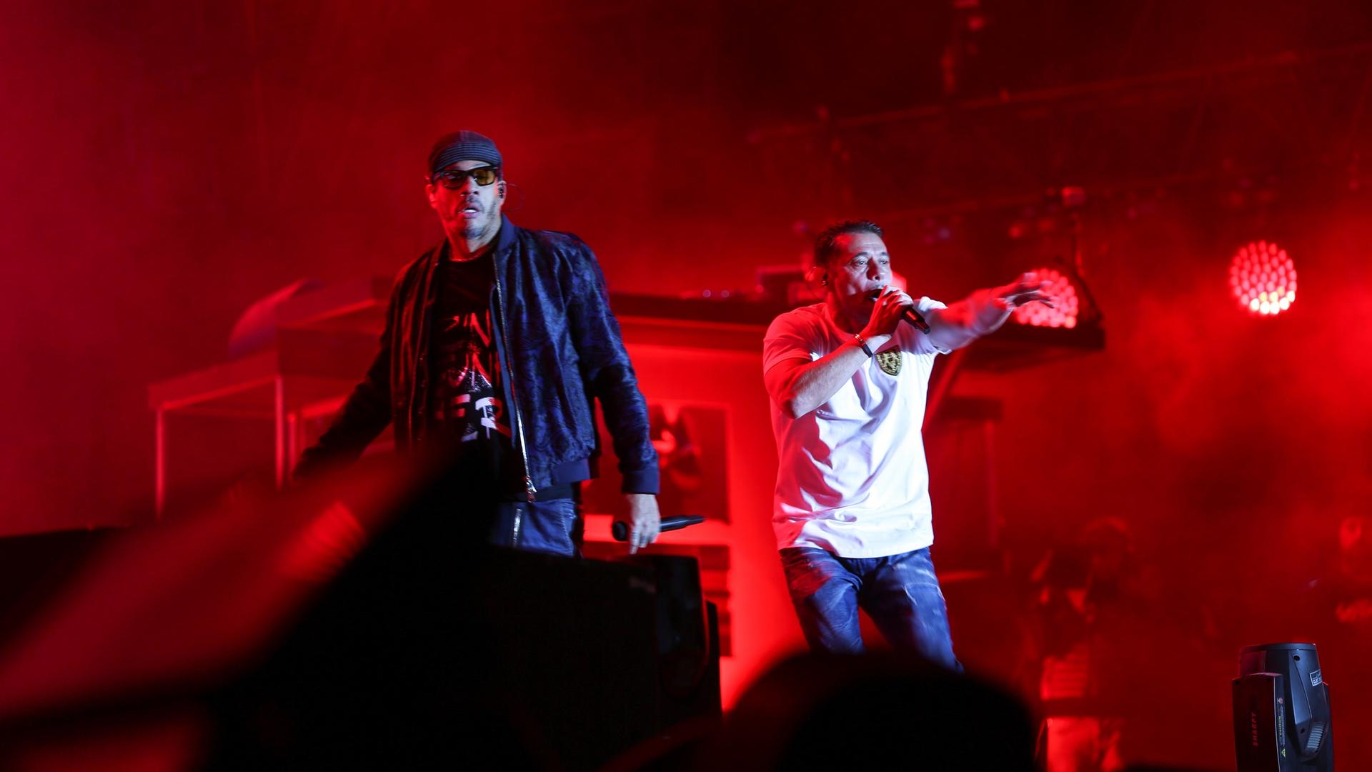 Die Sänger Joey Starr (L) und Kool Shen (R) der französischen Band NTM bei einem Liveauftritt auf der Bühne beim Festival der kommunistischen Partei Frankreichs, der traditionellen Fête de l'Humanité.