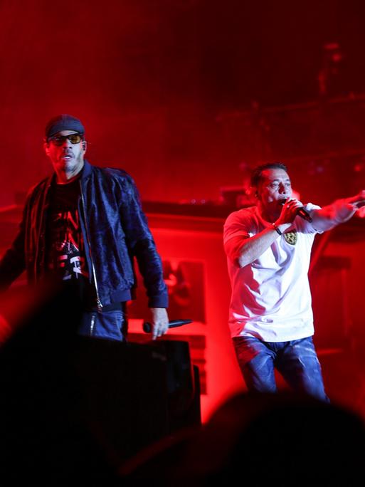 Die Sänger Joey Starr (L) und Kool Shen (R) der französischen Band NTM bei einem Liveauftritt auf der Bühne beim Festival der kommunistischen Partei Frankreichs, der traditionellen Fête de l'Humanité.