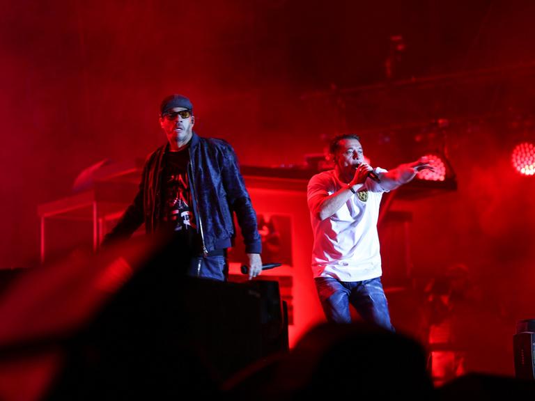 Die Sänger Joey Starr (L) und Kool Shen (R) der französischen Band NTM bei einem Liveauftritt auf der Bühne beim Festival der kommunistischen Partei Frankreichs, der traditionellen Fête de l'Humanité.