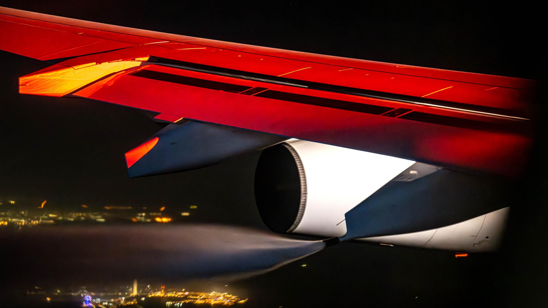 Die Piloten des Regierungs-Airbus A340 lassen kontrolliert Treibstoff ab, die fehlerhaft ausgefahrenen Landeklappen sind durch ein Signallicht rot beleuchtet.