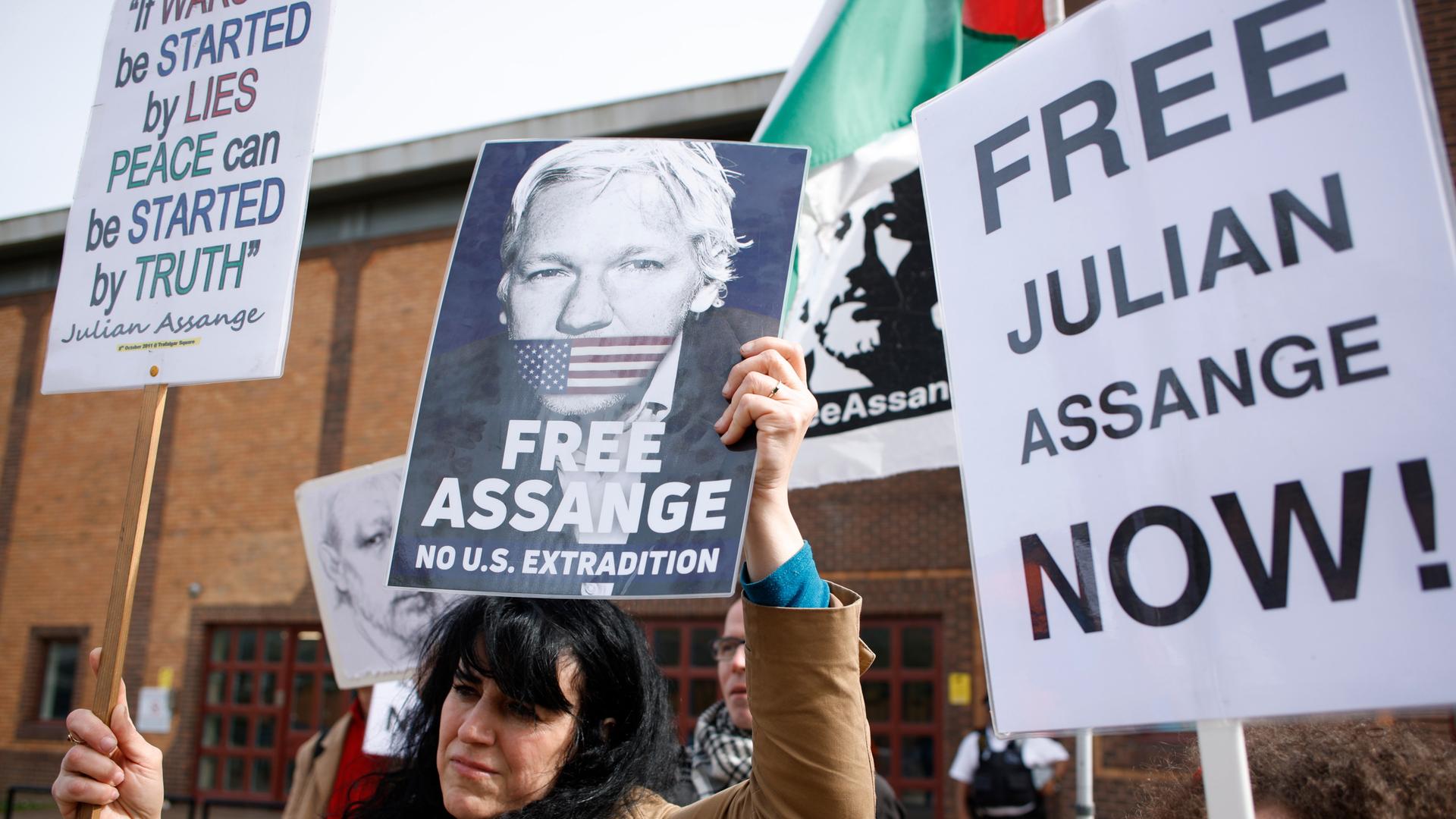 Demonstranten fordern in London die Freilassung Julian Assanges.