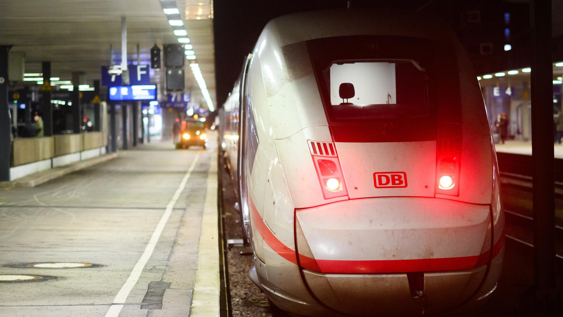 Ein ICE von der Deutschen Bahn steht an einem menschen-leeren Gleis im Haupt-Bahnhof Hannover.