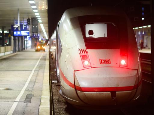 Ein ICE der Deutschen Bahn mit verlassenem Lokführerplatz steht Hauptbahnhof Hannover.