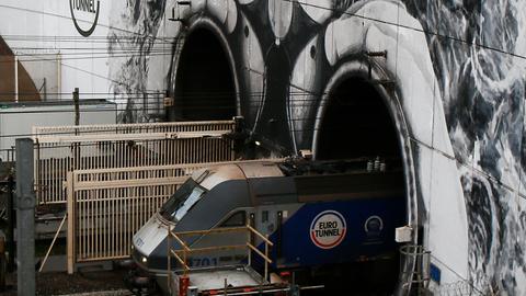 Ein leerer Zug verlässt den Eurotunnel. 