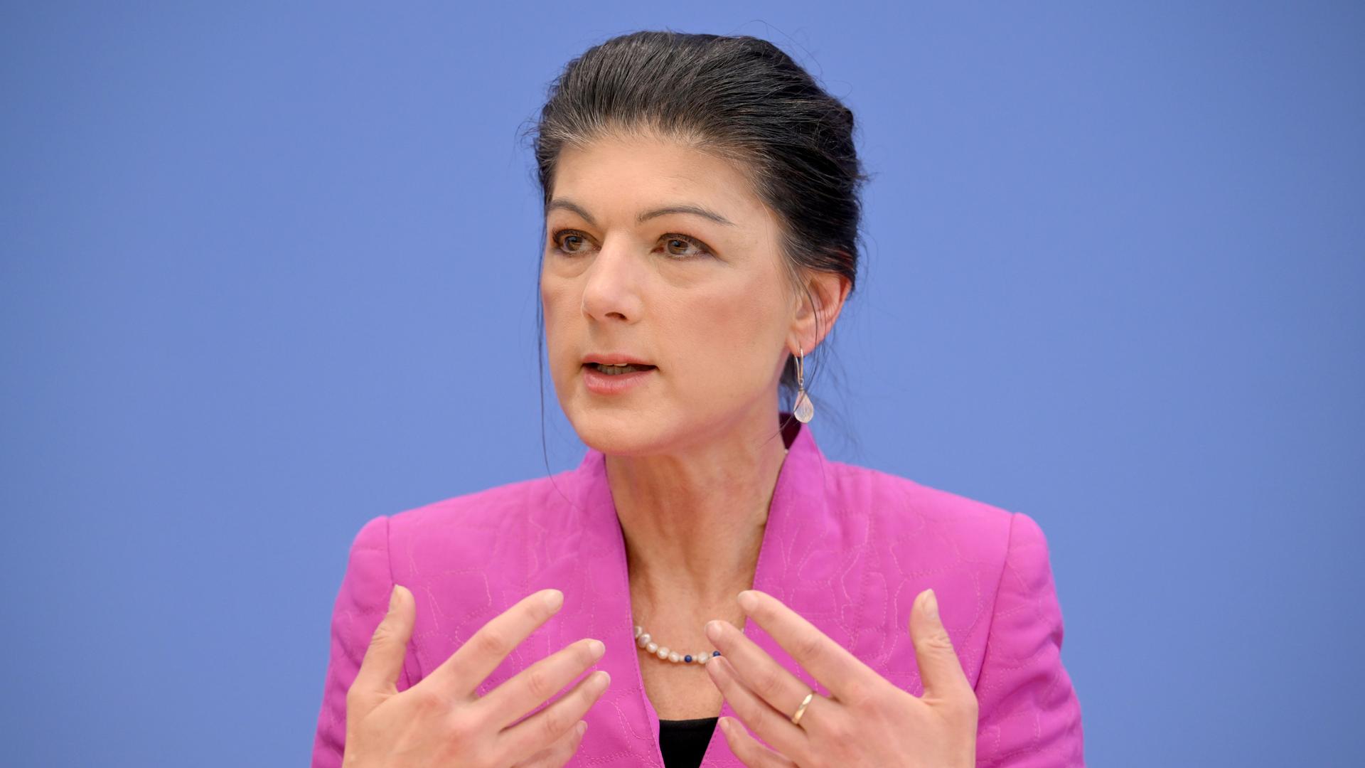 Sahra Wagenknecht, Parteivorsitzende vom Bündnis Sahra Wagenknecht (BSW), spricht im Haus der Bundespressekonferenz auf einer Pressekonferenz.