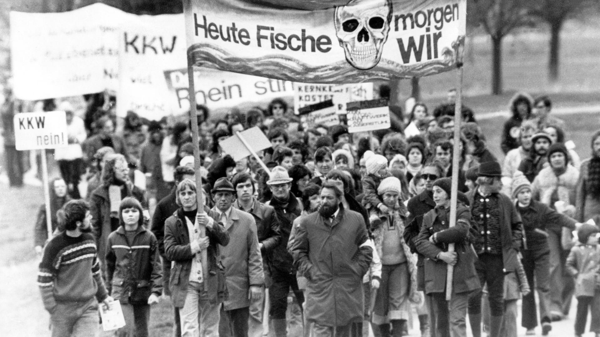 Mehrere tausend Kernkraftgegner demonstrieren am Ostermontag, den 31.3.1975 mit einem Sternmarsch gegen die geplante Errichtung des Atomkraftwerkes Wyhl im Kreis Emmerdingen in Baden-Württemberg