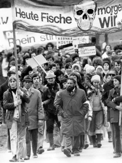 Mehrere tausend Kernkraftgegner demonstrieren am Ostermontag, den 31.3.1975 mit einem Sternmarsch gegen die geplante Errichtung des Atomkraftwerkes Wyhl im Kreis Emmerdingen in Baden-Württemberg
