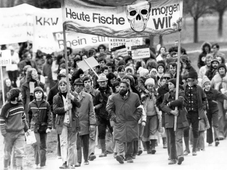 Mehrere tausend Kernkraftgegner demonstrieren am Ostermontag, den 31.3.1975 mit einem Sternmarsch gegen die geplante Errichtung des Atomkraftwerkes Wyhl im Kreis Emmerdingen in Baden-Württemberg