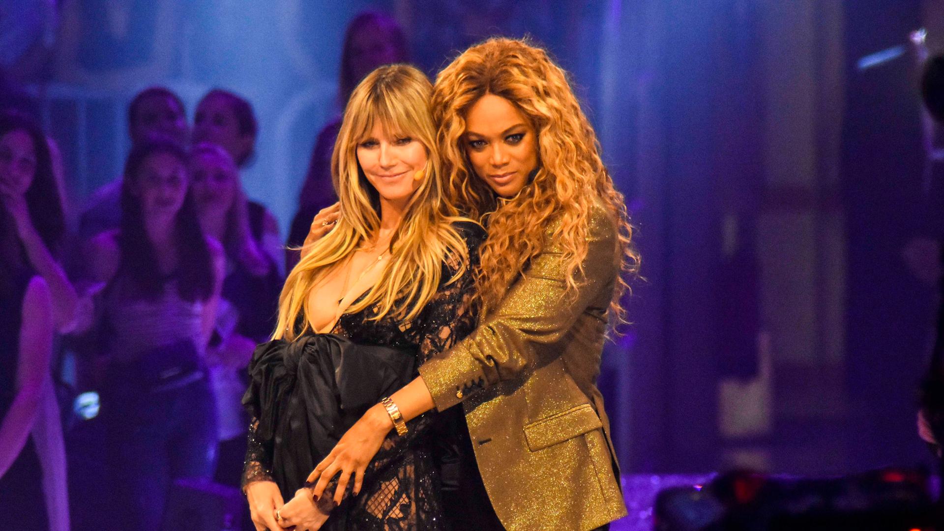 Die Moderatorinnen und Models Tyra Banks und Heidi Klum posieren bei einer Live-Show von Germany's Next Topmodel.