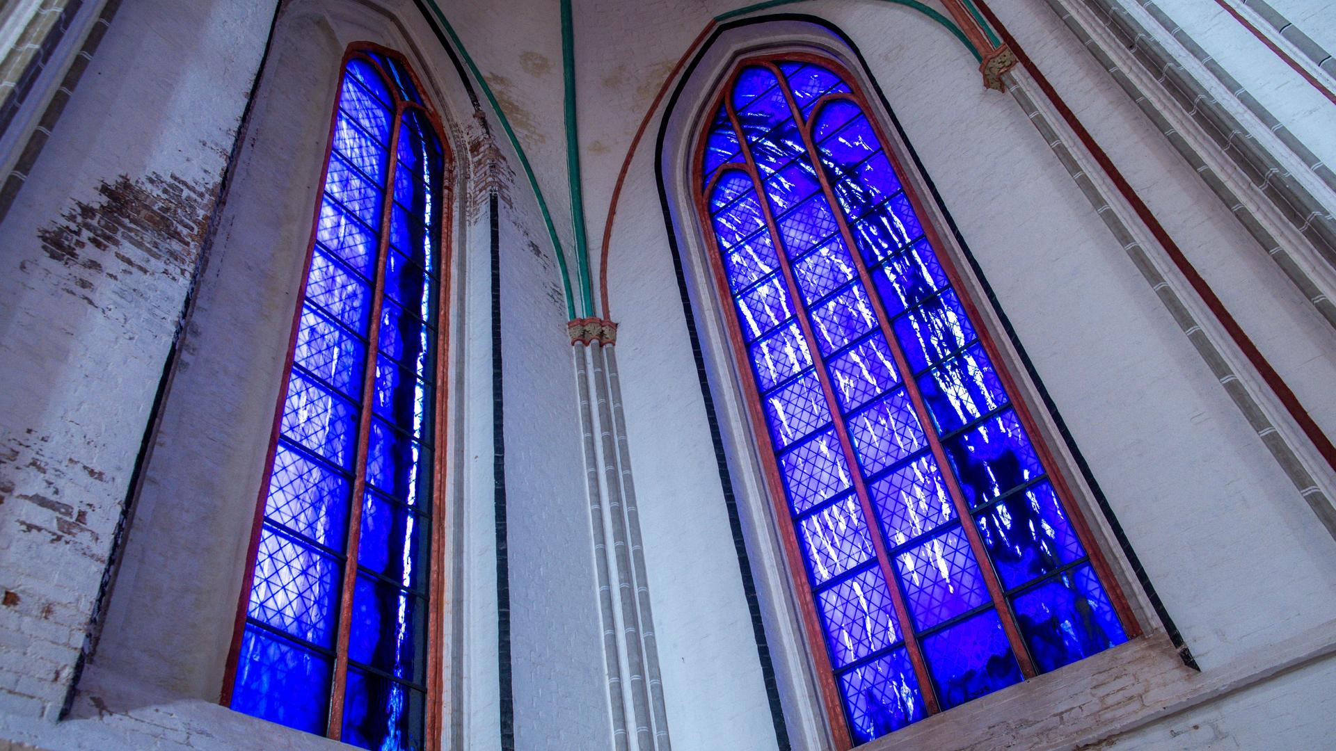 Die ersten beiden von Objektkünstler Uecker gestalteten großen farbigen Glasfenster sind im Schweriner Dom zu sehen.