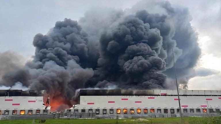 Rauch steigt auf, während Feuerwehrleute versuchen, einen Brand im Logistikzentrum von Wildberries nach einem ukrainischen Drohnenangriff in der russischen Region Rjasan am 29. Juli 2026 zu löschen. Rauch steigt auf, während Feuerwehrleute versuchen, einen Brand im Logistikzentrum von Wildberries nach einem ukrainischen Drohnenangriff in der russischen Region Rjasan am 29. Juli 2026 zu löschen.
