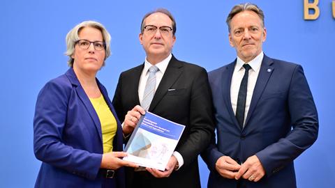 Die Unabhängige Bundesbeauftragte gegen sexuellen Missbrauch von Kindern und Jugendlichen, Claus, Innenminister Dobrindt (CSU) und der Bundeskriminalamtschef Münch stellen das Bundeslagebild über sexuellen Missbrauch von Kindern und Jugendlichen im Jahr 2024 vor.