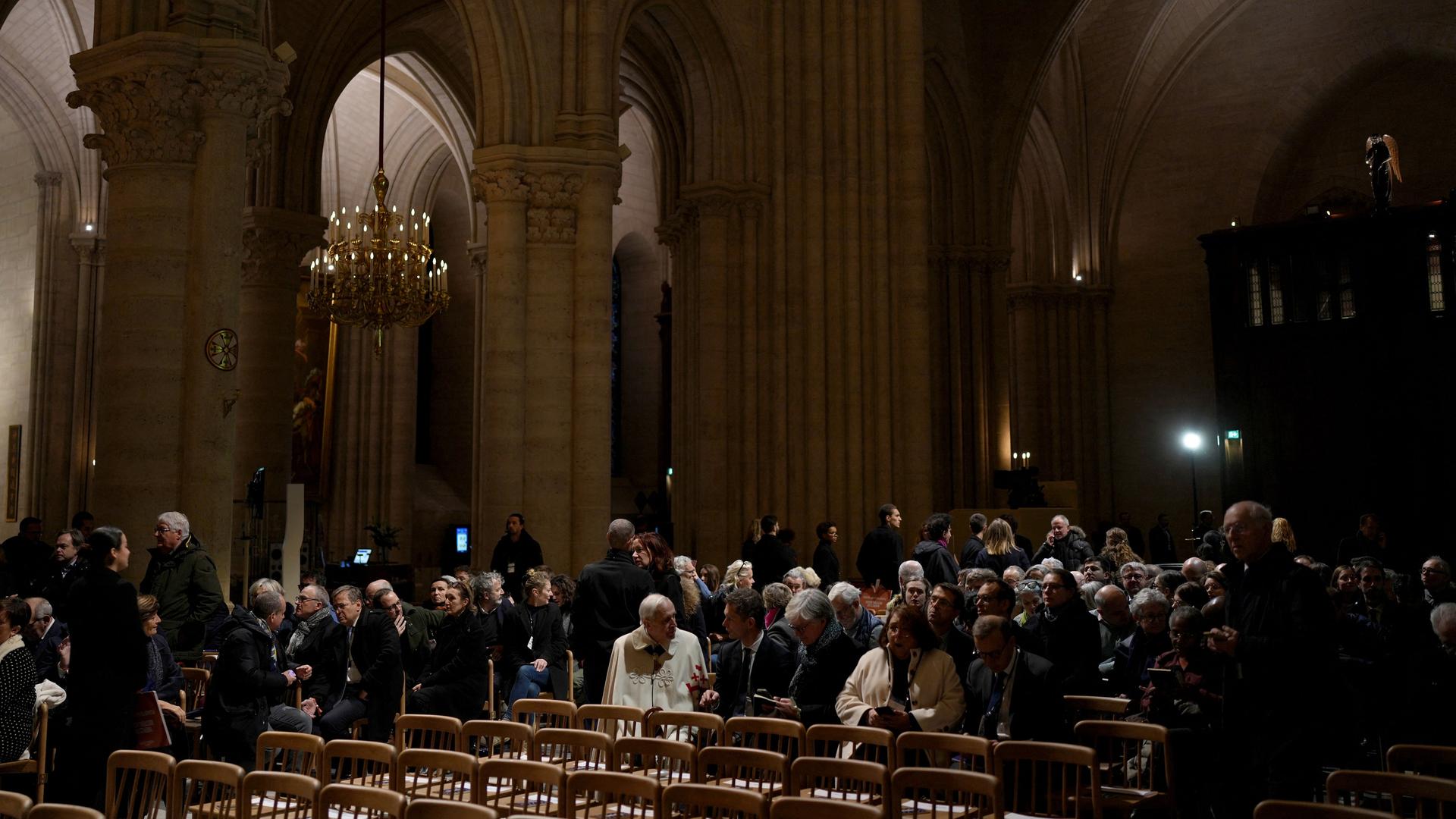 Blick in die Kathedrale Notre-Dame zu Beginn der feierlichen Wiedereröffnung. Blick in die Kathedrale Notre-Dame zu Beginn der feierlichen Wiedereröffnung.
