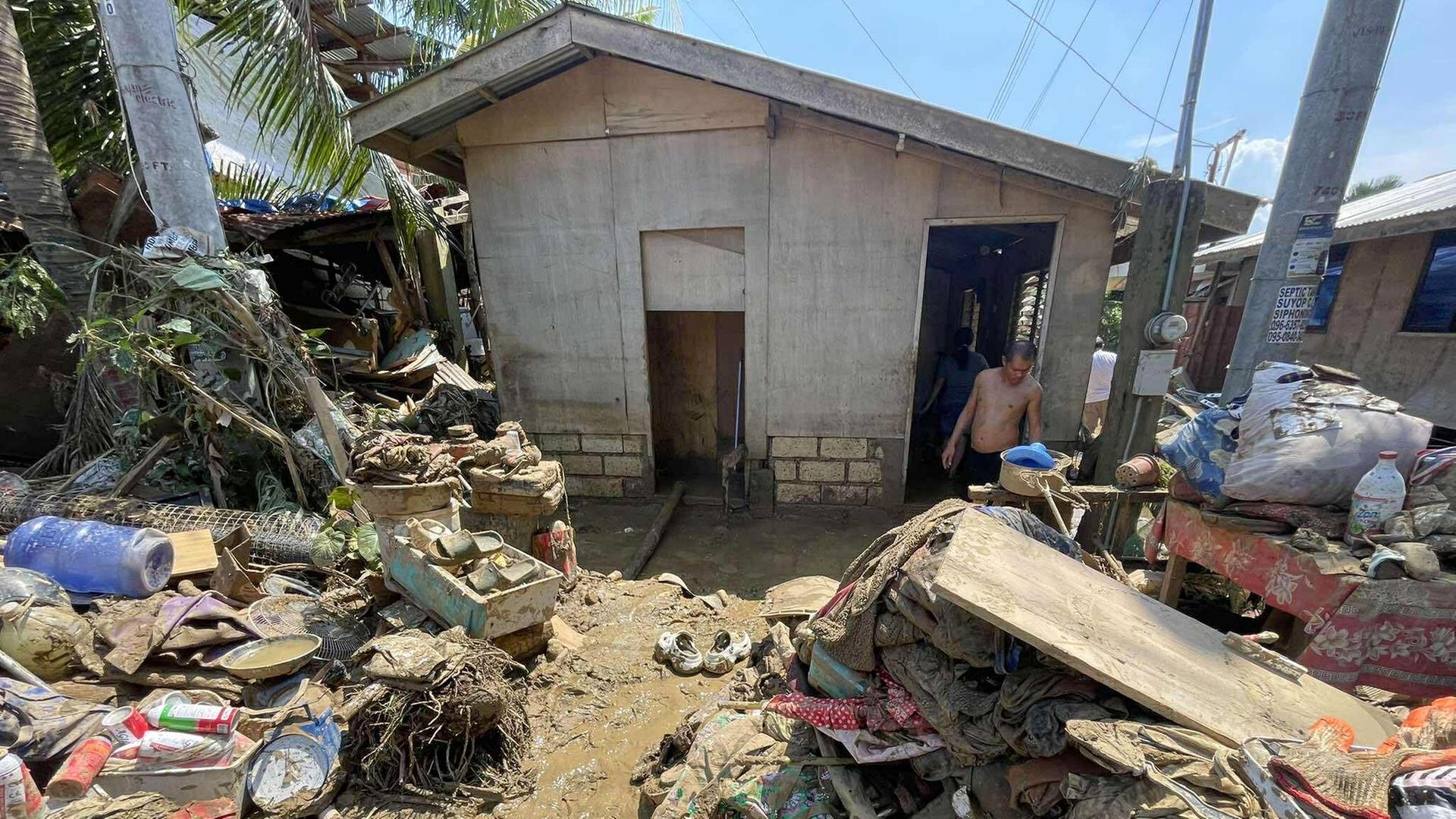 Ein Mann räumt ein durch den Taifun Kalmaegi beschädigtes Haus in Liloan, Provinz Cebu, Zentralphilippinen. Ein Mann räumt ein durch den Taifun Kalmaegi beschädigtes Haus in Liloan, Provinz Cebu, Zentralphilippinen.