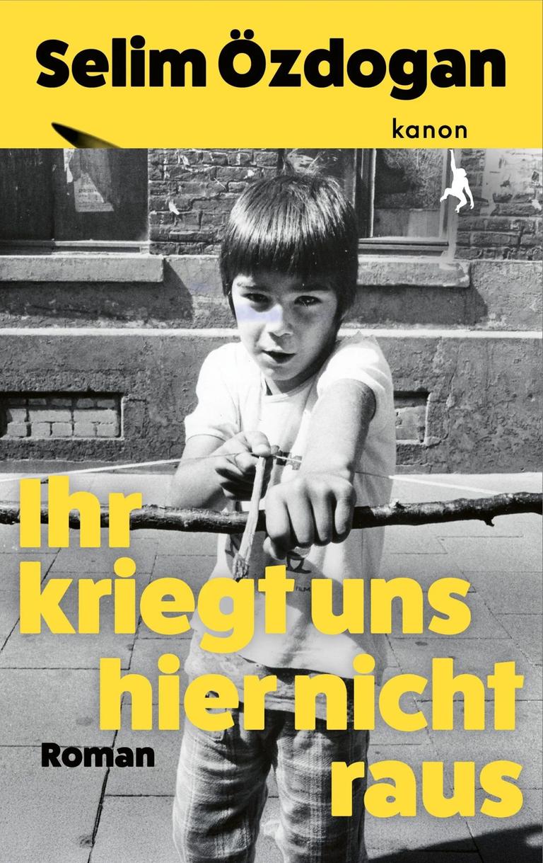 Das Cover des Buchs von Selim Özdogan: "Ihr kriegt uns hier nicht raus" zeigt ein schwarz-weiß Foto eines Jungen mit selbst gebastelten Pfeil und Bogen.