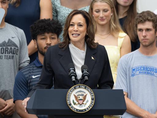 US-Vizepräsidentin Kamala Harris spricht während einer Veranstaltung zur Feier der National Collegiate Athletic Association auf dem South Lawn des Weißen Hauses in Washington, D.C., USA, am 22. Juli 2024. 