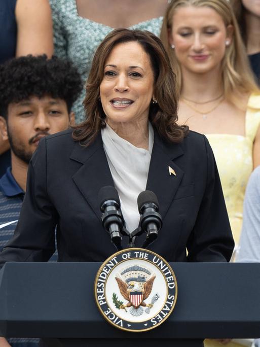 US-Vizepräsidentin Kamala Harris spricht während einer Veranstaltung zur Feier der National Collegiate Athletic Association auf dem South Lawn des Weißen Hauses in Washington, D.C., USA, am 22. Juli 2024. 