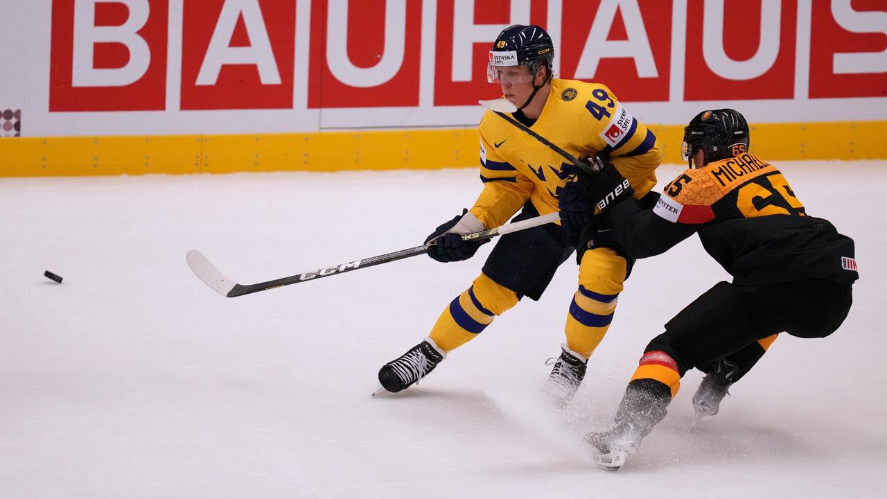 Schwedens Fabian Zetterlund, links, und Deutschlands Marc Michaelis während des Vorrundenspiels zwischen Deutschland und Schweden bei der Eishockey-Weltmeisterschaft