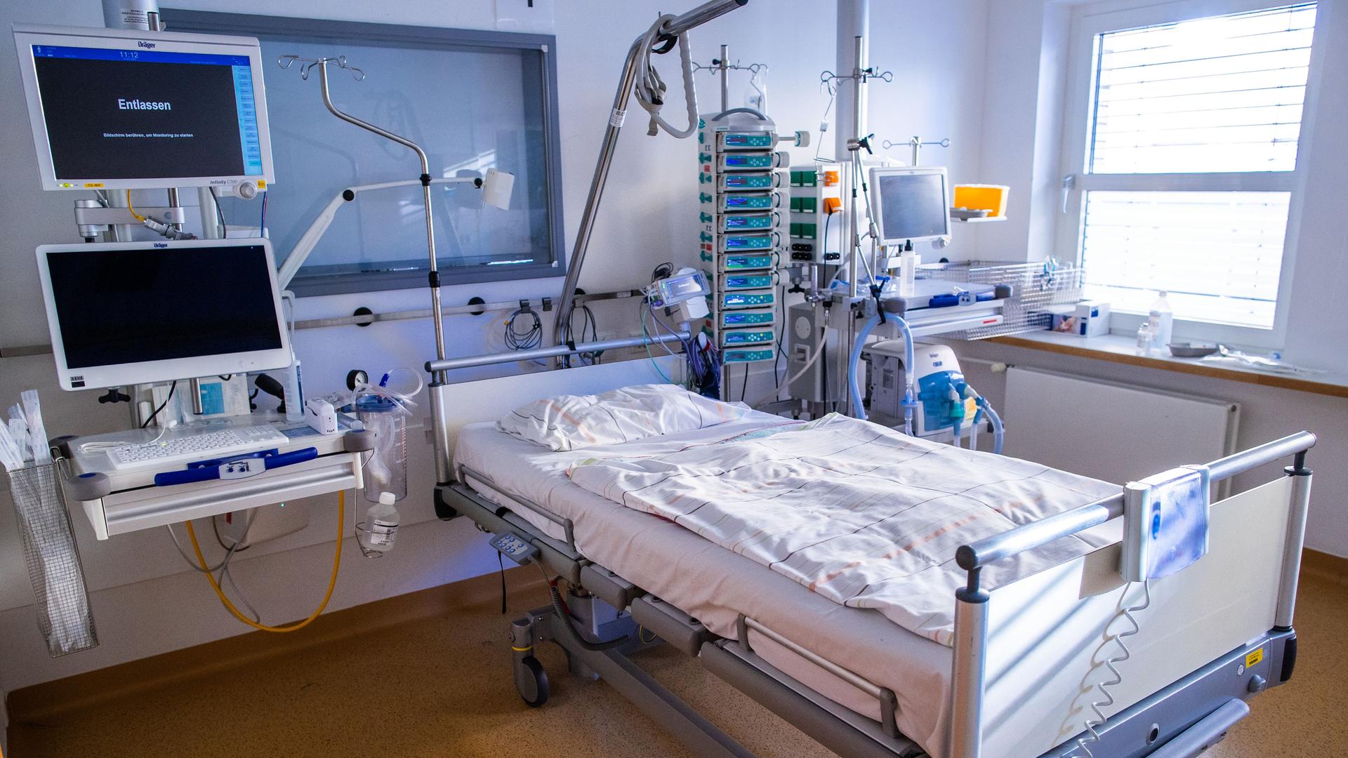 Ein leeres Krankenbett steht in einem Krankenhaus