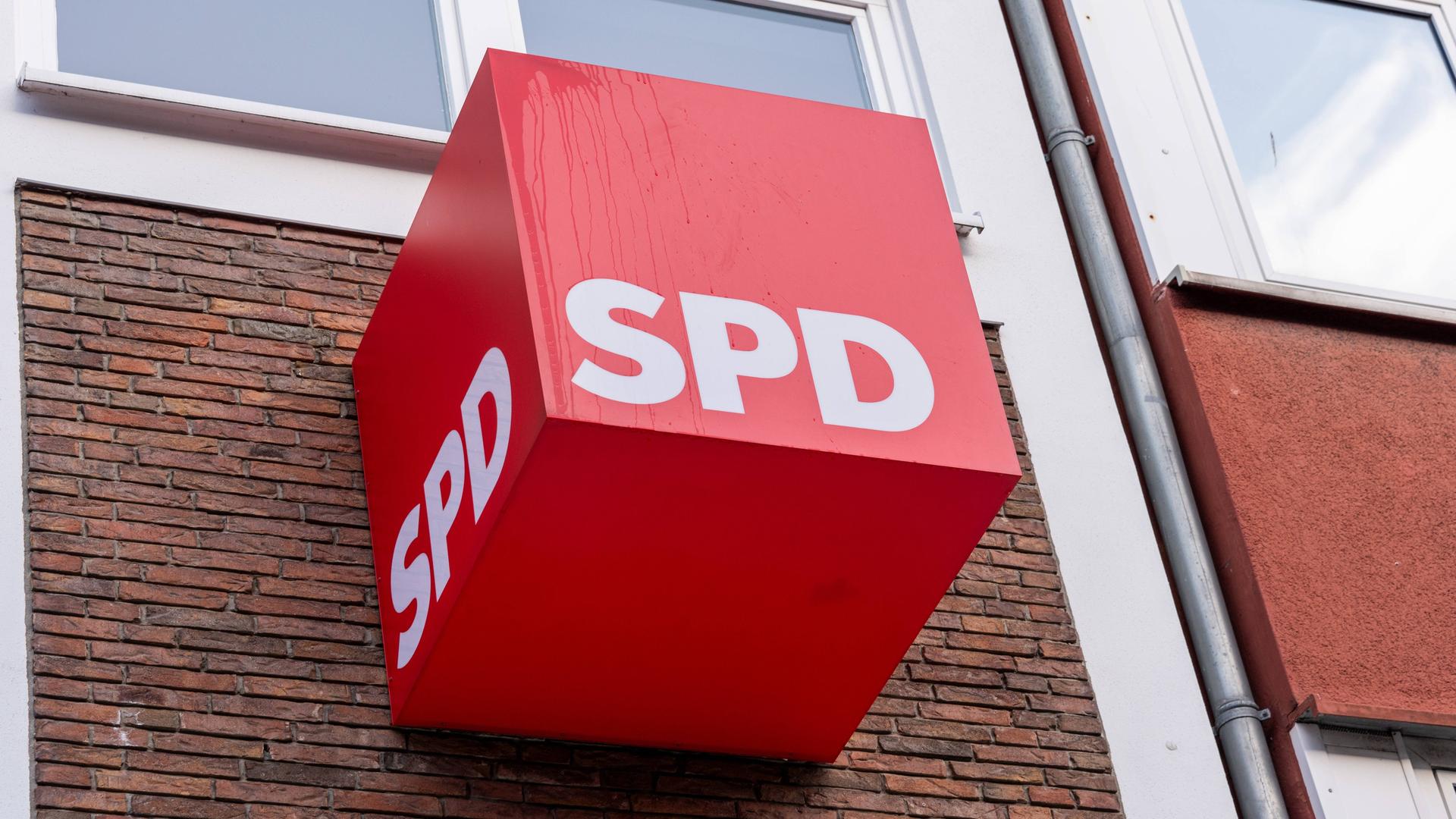 Symbol der Sozialdemokratischen Partei Deutschlands SPD an der Fassade eines Hauses.