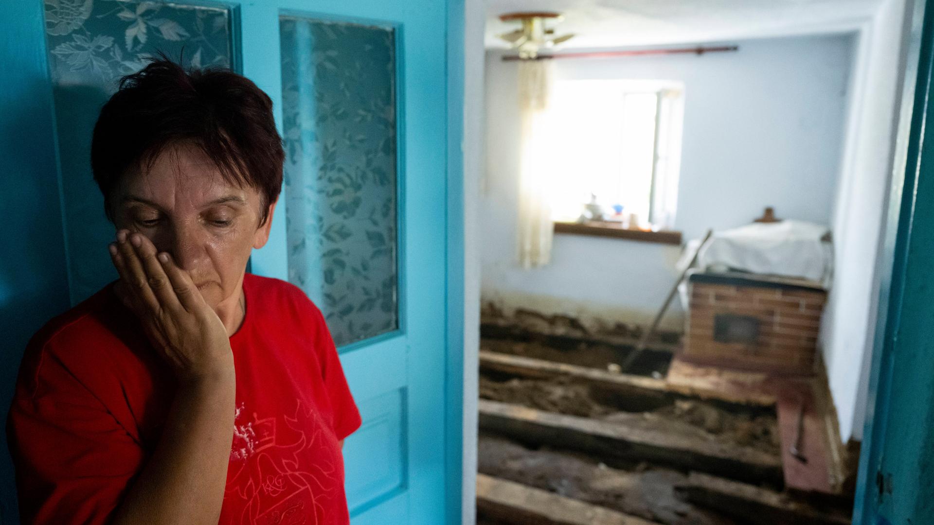 Eine Bewohnerin des ukrainischen Dorfs Vasylivka, das durch die Zerstörung des Kachowka-Staudamms überschwemmt wurde, steht am 23.6.2023 in dem durch das Hochwasser beschädigten Haus.
