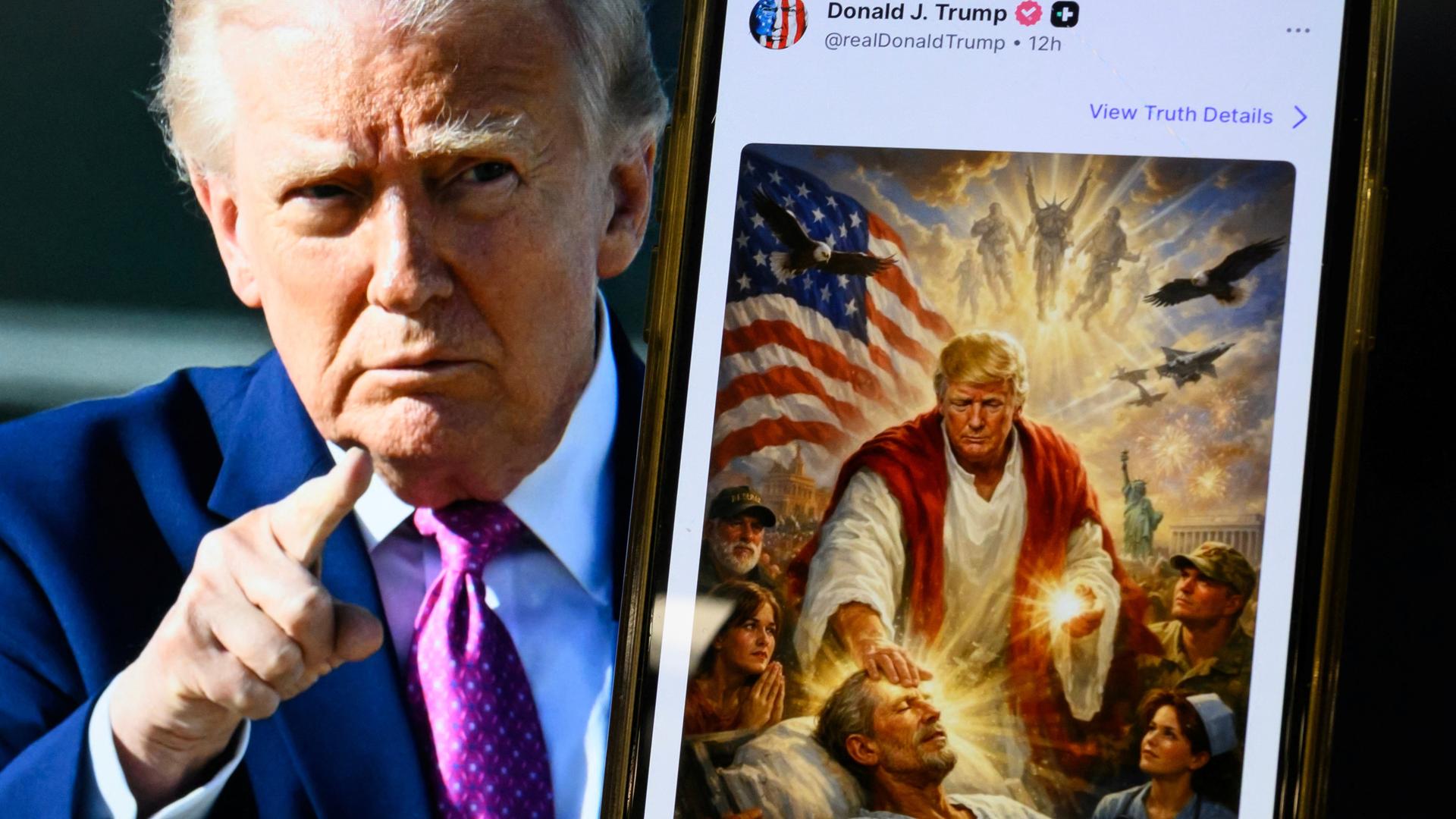 Trump gestikuliert mit dem rechten Zeigefinger, daneben auf dem Bildschirm eines Handys er als jesus-ähnliche Figur, die einem Mann die Hand auflegt, Menschen um ihn herum beten ihn an, dahinter die US-Flagge und der Weißkopfseeadler.
