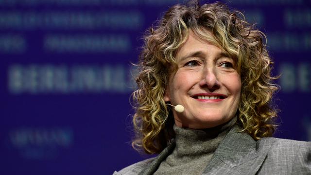 Das Foto zeigt die Berlinale-Leiterin Tricia Tuttle auf einer Pressekonferenz