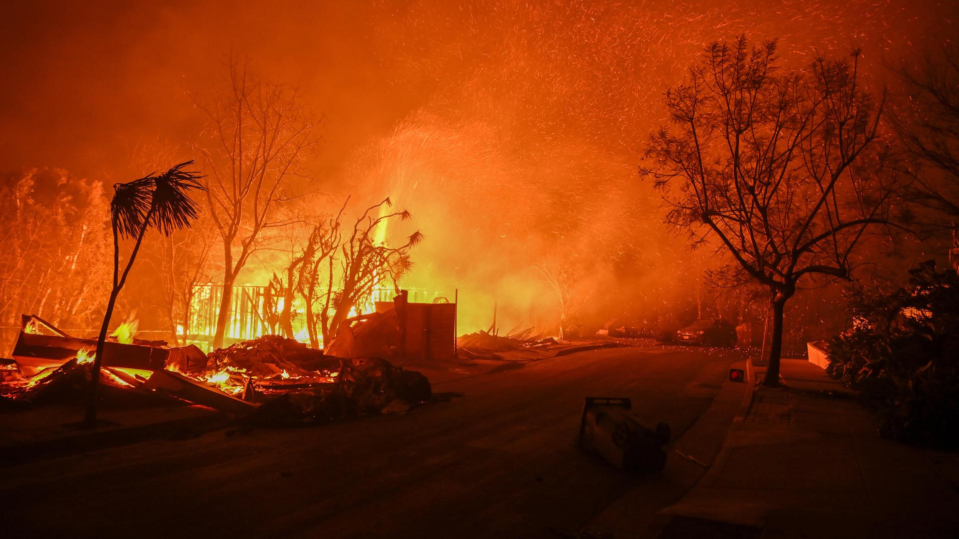 Blick auf ein brennendes Anwesen bei Los Angeles, wo derzeit gewaltige Waldbrände wüten.