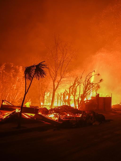 Blick auf ein brennendes Anwesen bei Los Angeles, wo derzeit gewaltige Waldbrände wüten.