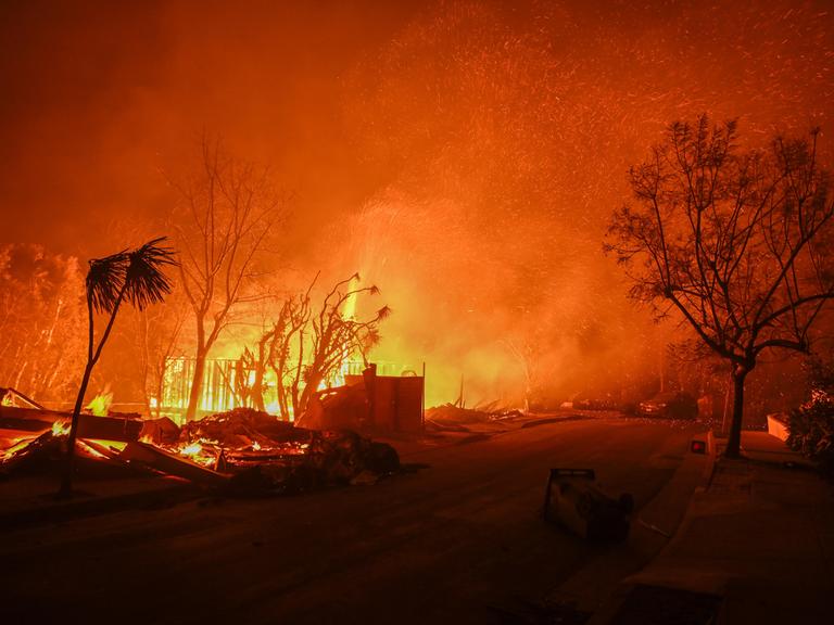 Blick auf ein brennendes Anwesen bei Los Angeles, wo derzeit gewaltige Waldbrände wüten.