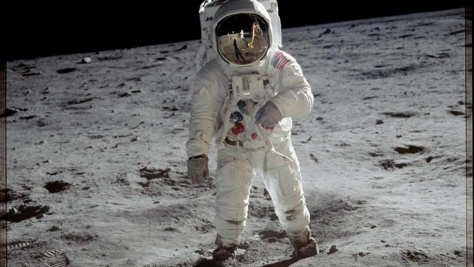Ein Astronaut auf der Mondoberfläche Ein Astronaut auf der Mondoberfläche