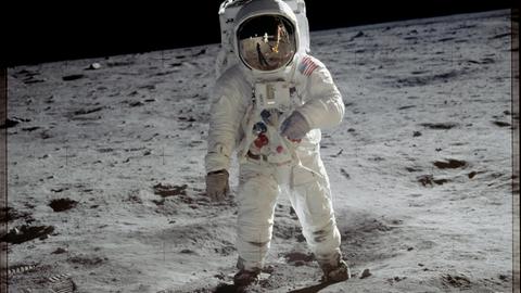 Ein Astronaut auf der Mondoberfläche