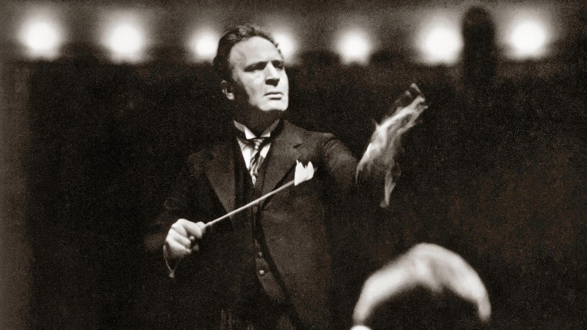 Bruno Walter dirigiert in Berlin - zu sehen auf einem Schwarzweißfoto aus etwa dem Jahr 1929. Bruno Walter dirigiert in Berlin - zu sehen auf einem Schwarzweißfoto aus etwa dem Jahr 1929.