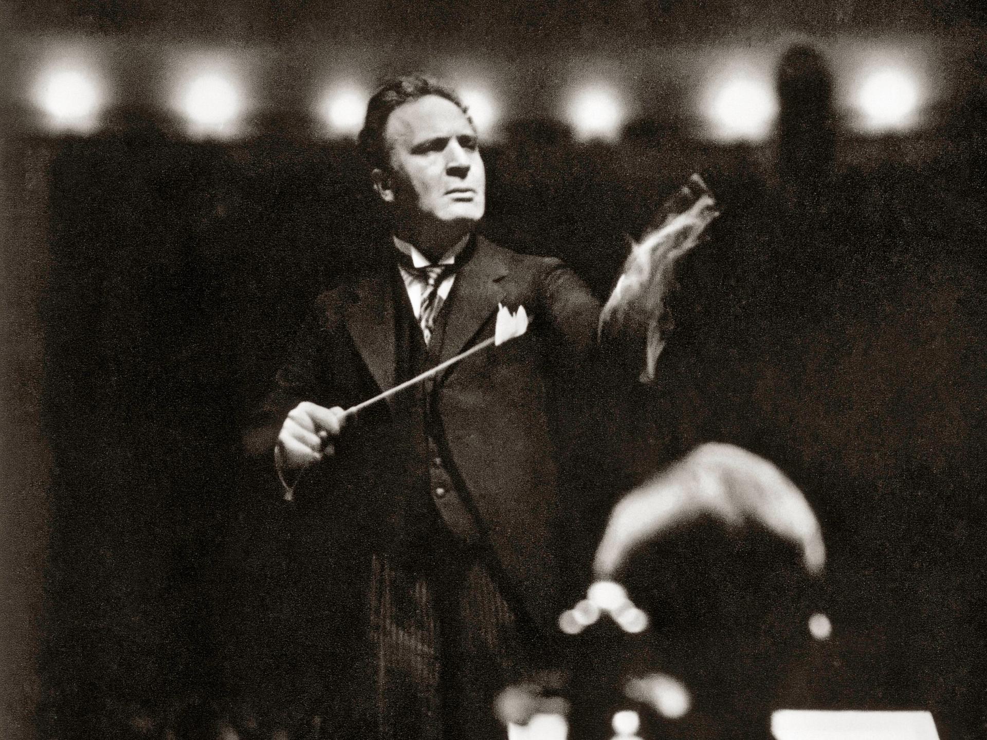 Bruno Walter dirigiert in Berlin - zu sehen auf einem Schwarzweißfoto aus etwa dem Jahr 1929.