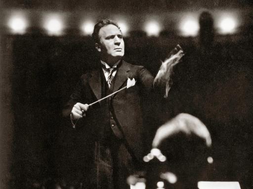 Bruno Walter dirigiert in Berlin - zu sehen auf einem Schwarzweißfoto aus etwa dem Jahr 1929. Bruno Walter dirigiert in Berlin - zu sehen auf einem Schwarzweißfoto aus etwa dem Jahr 1929.
